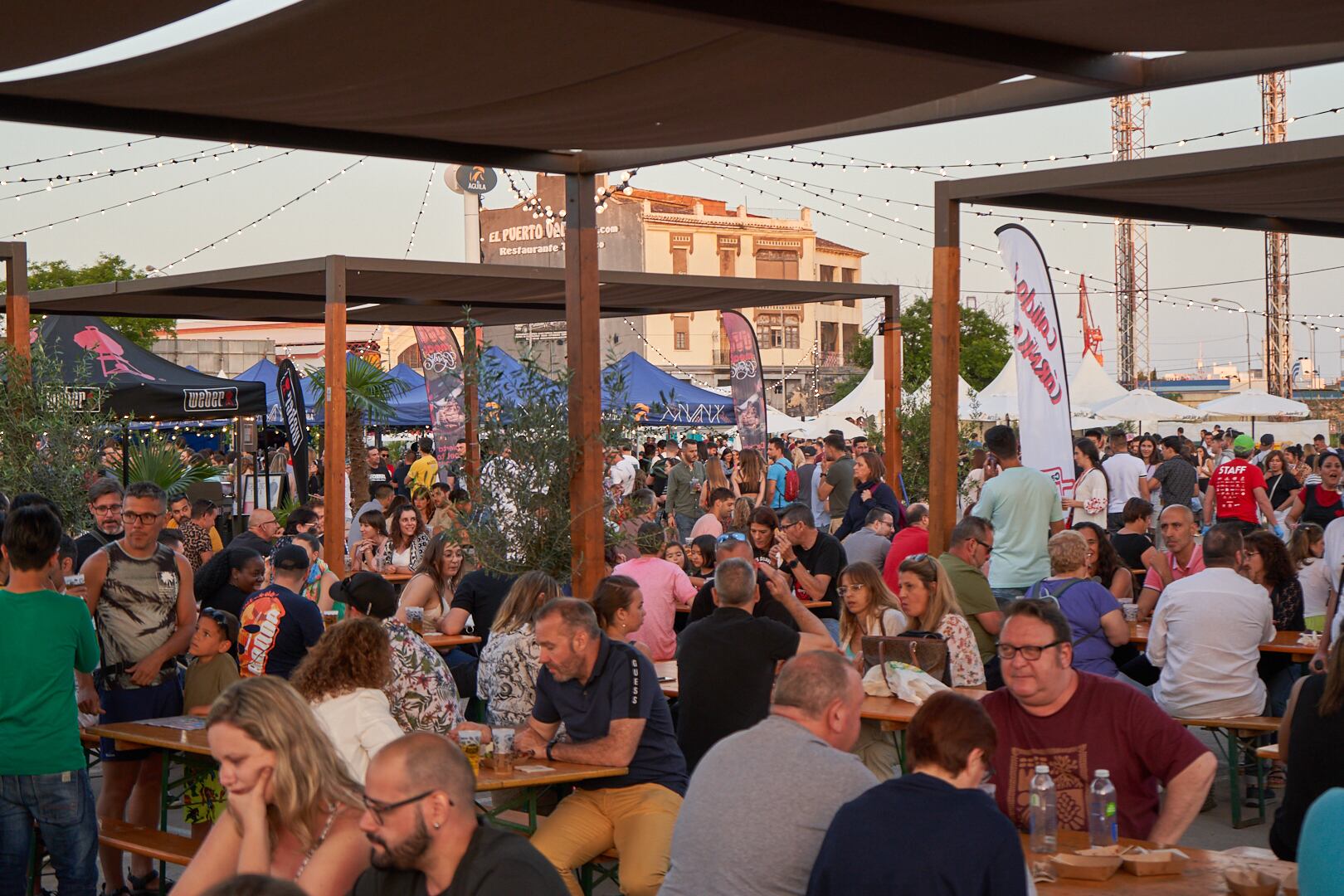 Meat Carnival, el festival más grande de carne a la brasa de España, ha abierto sus puertas en la antigua estación de El Grao de València