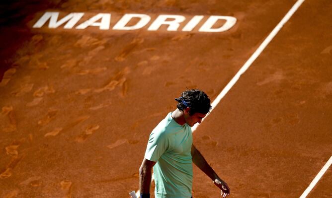 El tenista suizo Roger Federer durante el partido de octavos de final del Open de Madrid que ha disputado frente al japonés de 23 años, 14 del mundo, Kei Nishikori