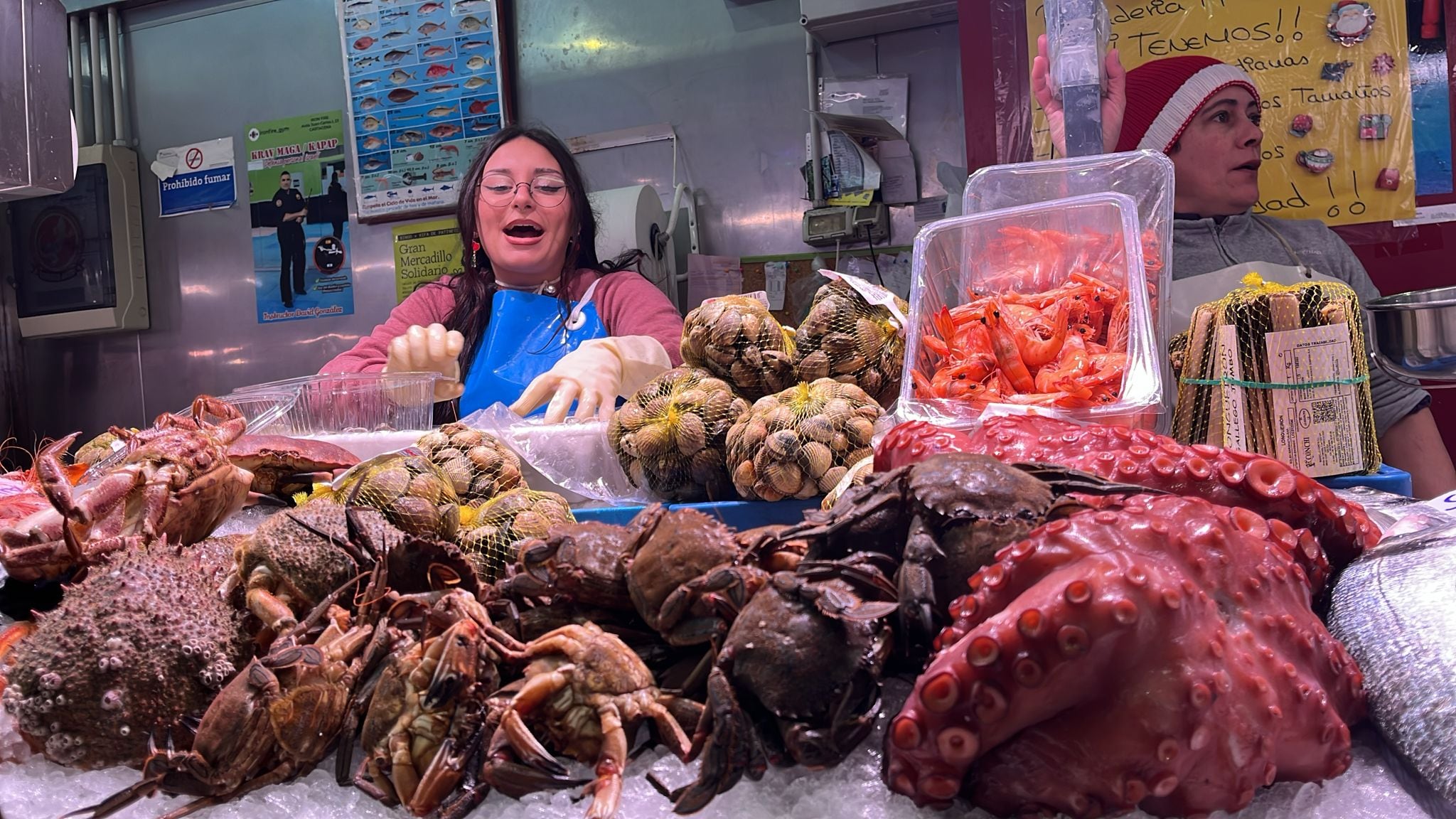 El mercado de Santa Florentina bulle en Nochebuena con miles de cartageneros en busca del mejor marisco