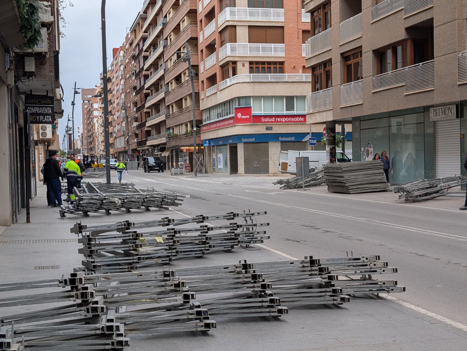 Comienza la transformación de la Avenida Juan Carlos I de Lorca para la instalación de las tribunas de la Semana Santa