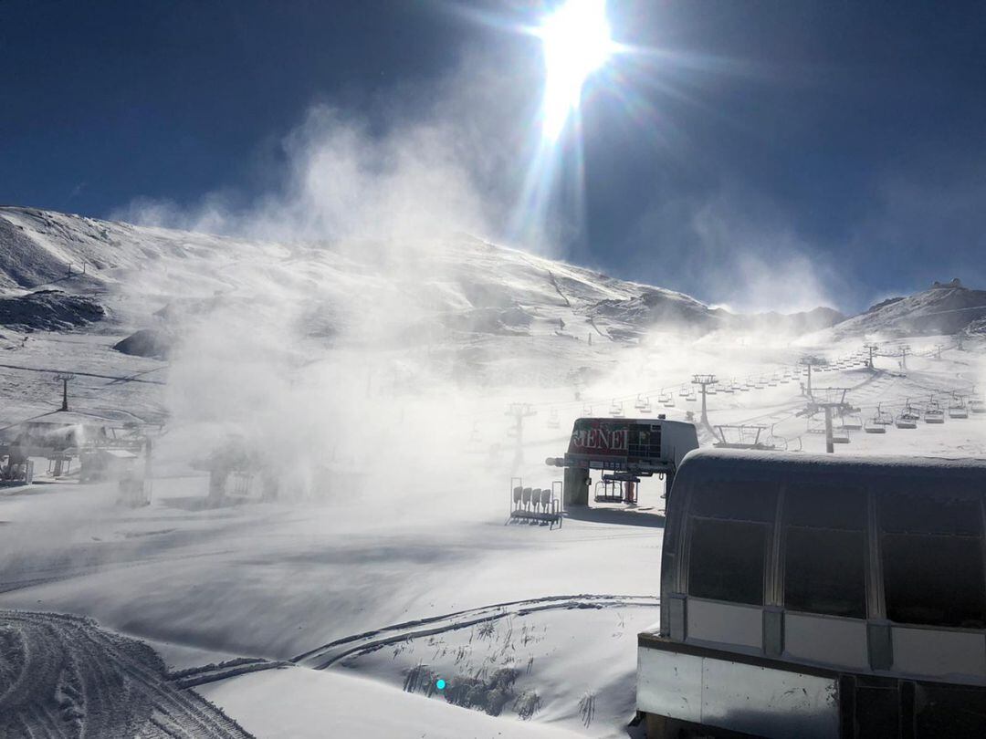 Aspecto de Borreguiles, en la estación de esquí de Sierra Nevada (Granada), tras la nevada de este lunes