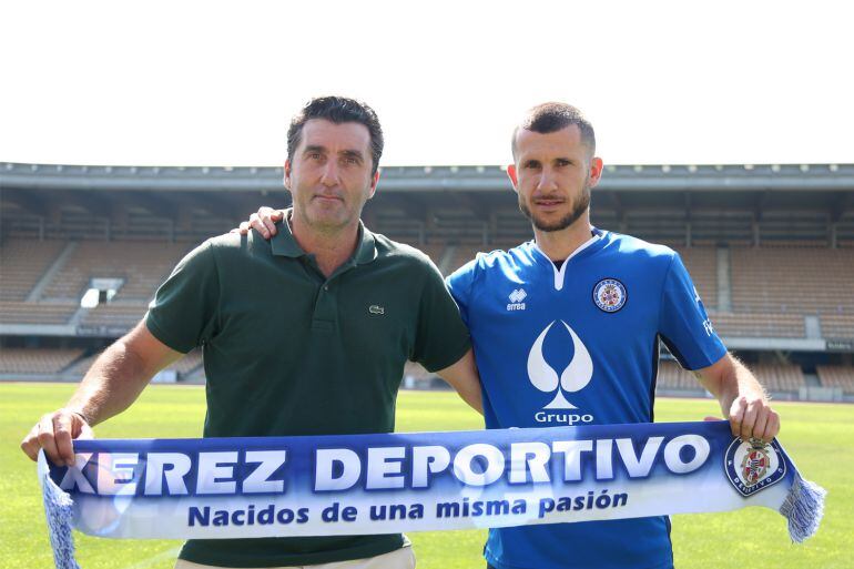 Álex Colorado junto a Edu Villegas posando con la bufanda del XDFC en Chapín