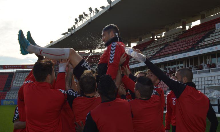 David Rocha és mantejat pels seus companys de vestidor.