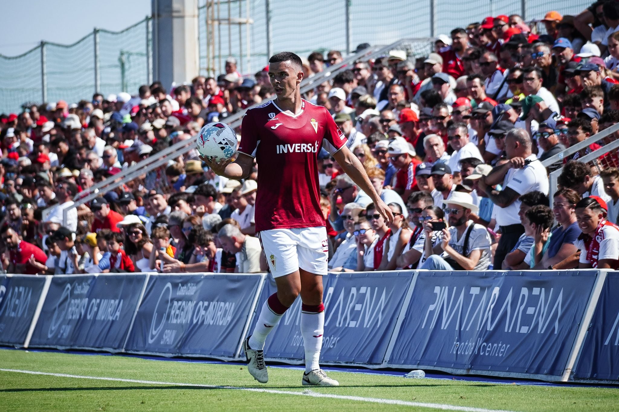 Kike Cadete durante el primer partido amistoso de pretemporada del Real Murcia 2025-26.