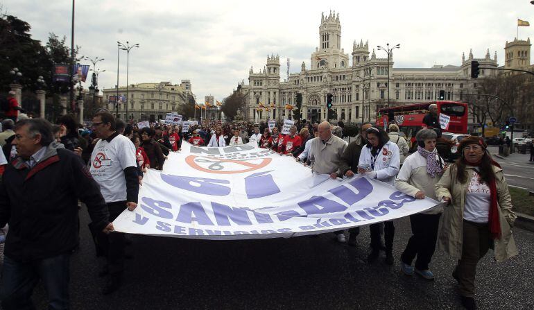 GRA119 MADRID, 15/32015.-Participantes en la trigésima &quot;Marea Blanca&quot; de la sanidad madrileña contra el &quot;progresivo deterioro&quot; de la asistencia en los centros de salud y a favor de una Atención Primaria eficiente, equitativa y universal que discurre hoy desde la Plaza de Neptuno a la Puerta del Sol.EFE/ Víctor Lerena