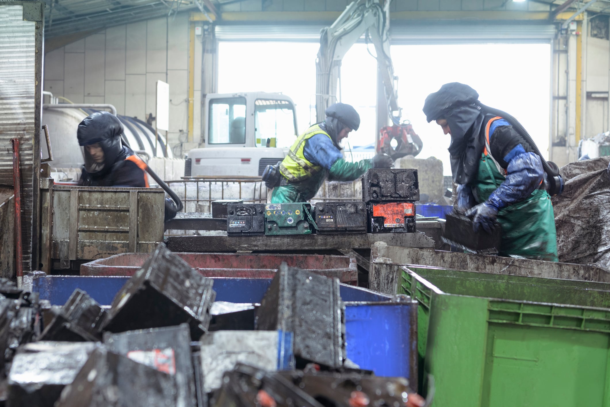 Trabajadores en una recicladora de baterías