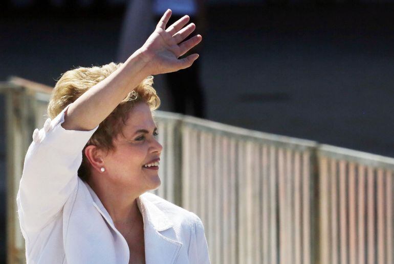 BRASILIA, BRAZIL - MAY 12:  Suspended Brazilian President Dilma Rousseff waves before speaking to supporters at the Planalto presidential palace after the Senate voted to accept impeachment charges against Rousseff on May 12, 2016 in Brasilia, Brazil. Rou