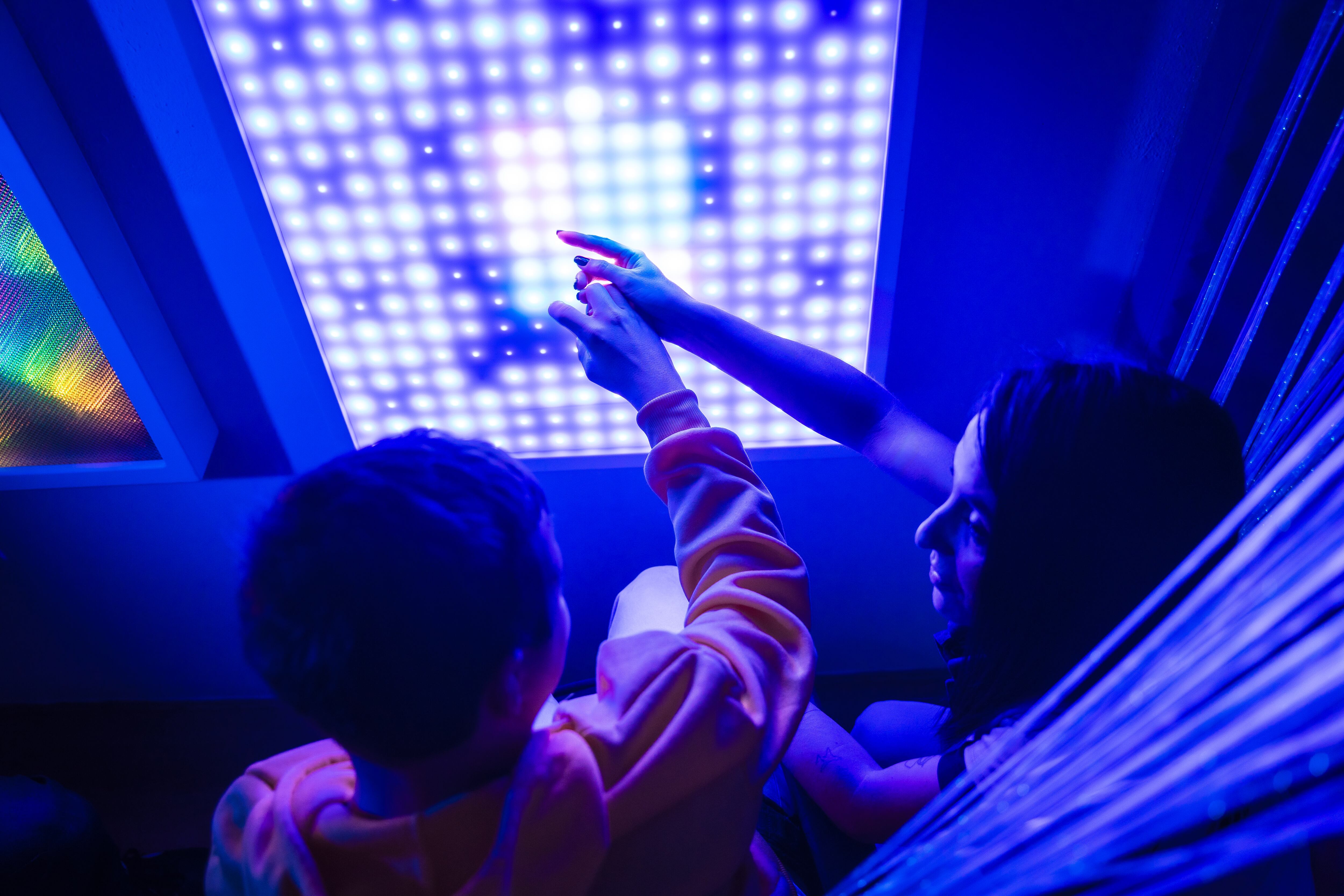 Imagen de stock de terapia con niño con discapacidad intelectual