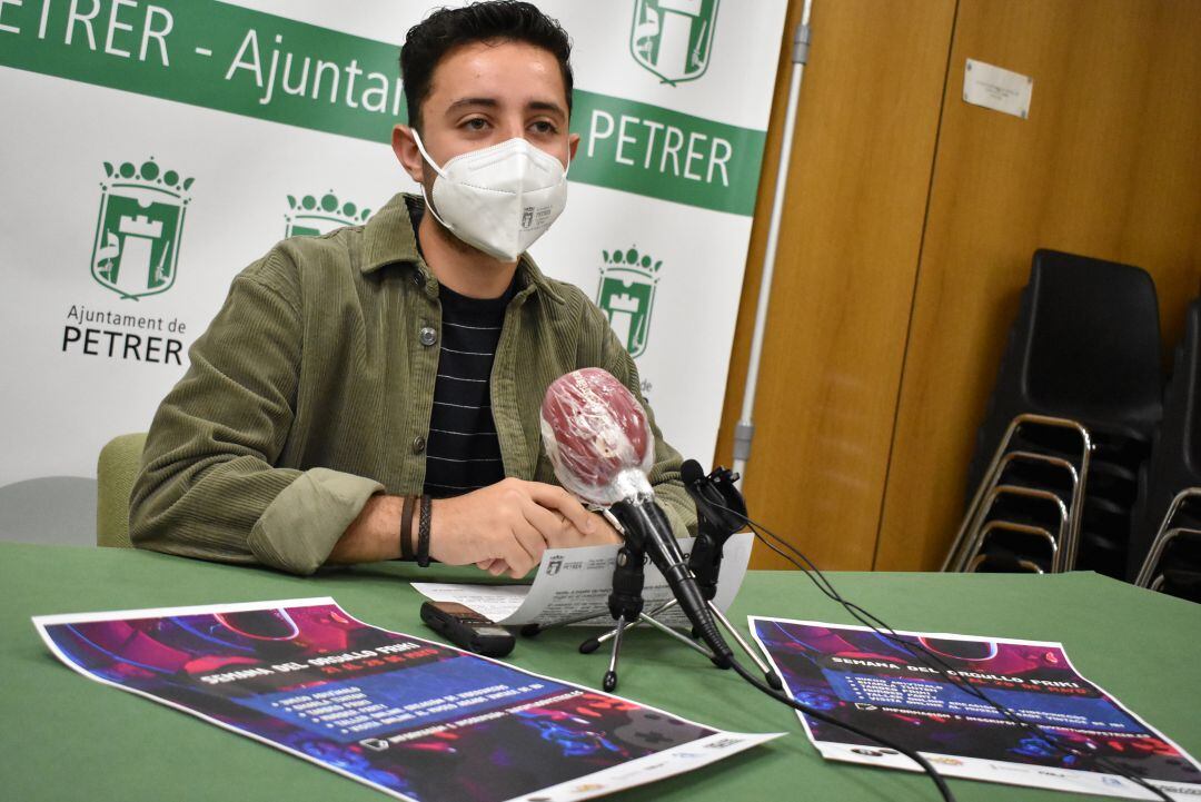 Concejal de Juventud, Alejandro Ruiz presentando en Petrer la semana 