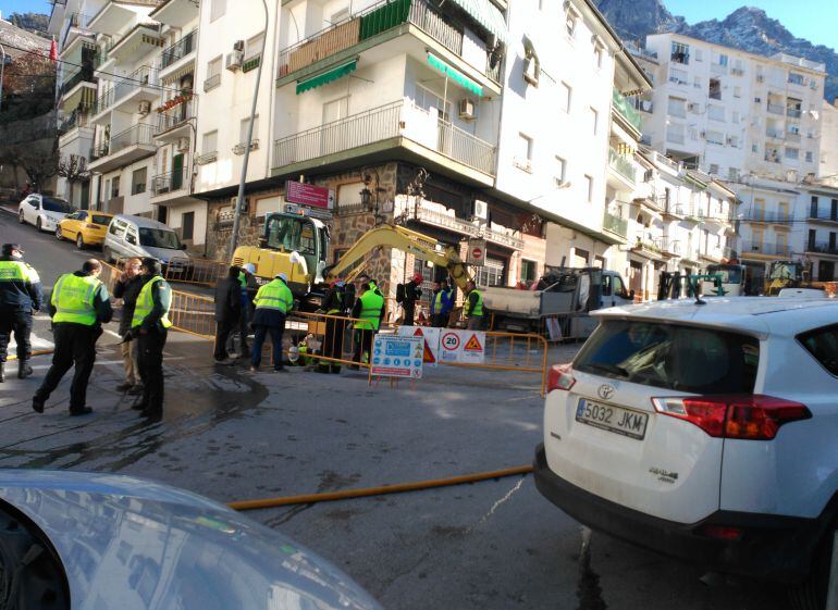 Guardia Civil, Polícia Local y Bomberos controlan la zona donde se ha producido el escape de gas natural a la espera del técnico