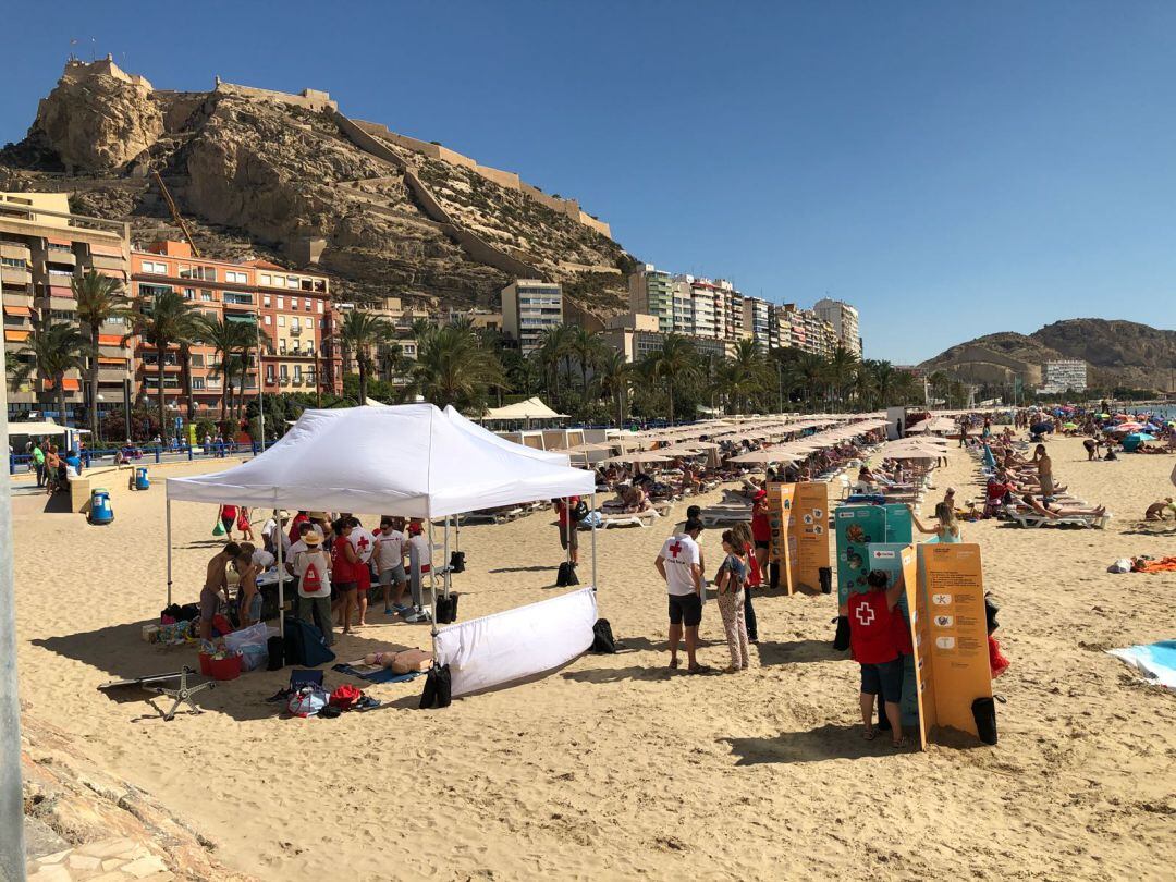 Se desaconseja ir a la playa en las horas centrales del día durante esta ola de calor