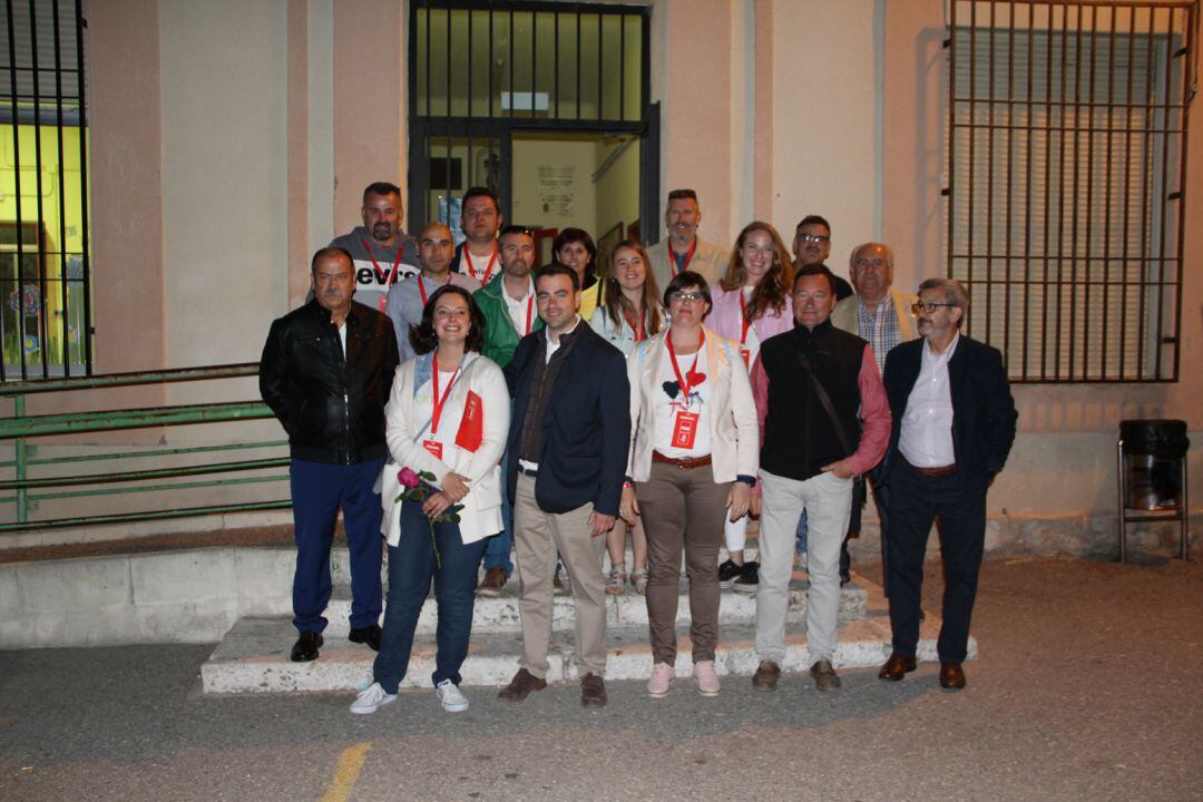 La candidatura del PSOE se muestra sonriente a las puertas del colegio de La Villa en Cuéllar tras conocer los resultados de las elecciones municipales