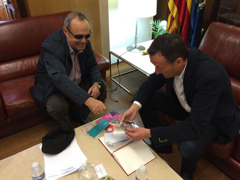 El alcalde ha recibido en su despacho al hombre que perdió el sobre