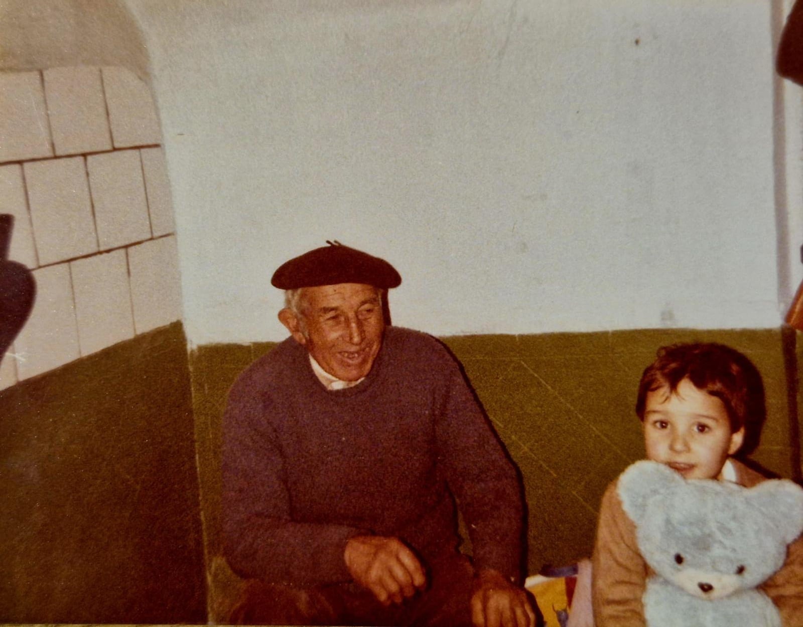 Su bisabuelo Aurelio y su oso favorito, en la casa de Santa María de Valverde