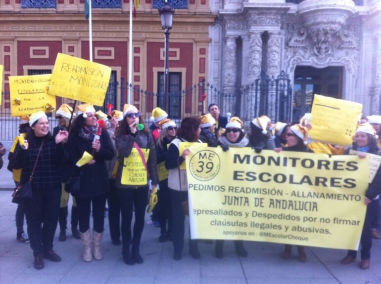 Contra sus despidos &quot;ilegales&quot;. Piden a la Junta su readmisión inmediata