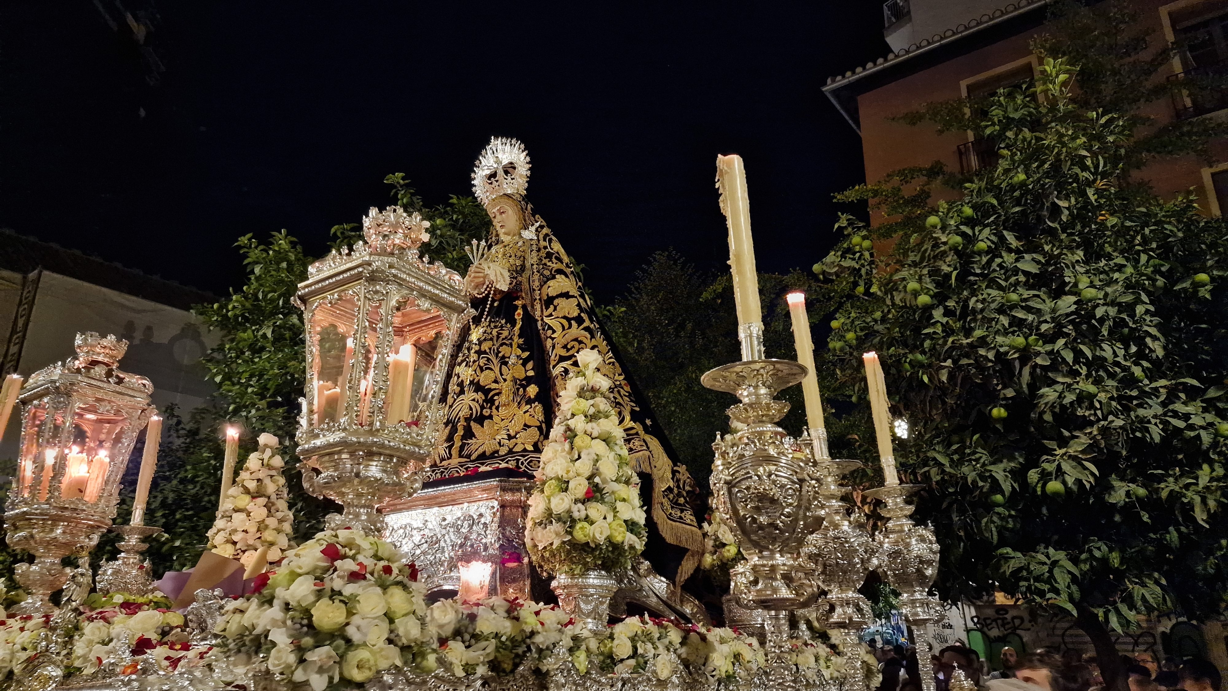 La Virgen de la Soledad Coronada ante el Santuario del Perpetuo Socorro de Granada