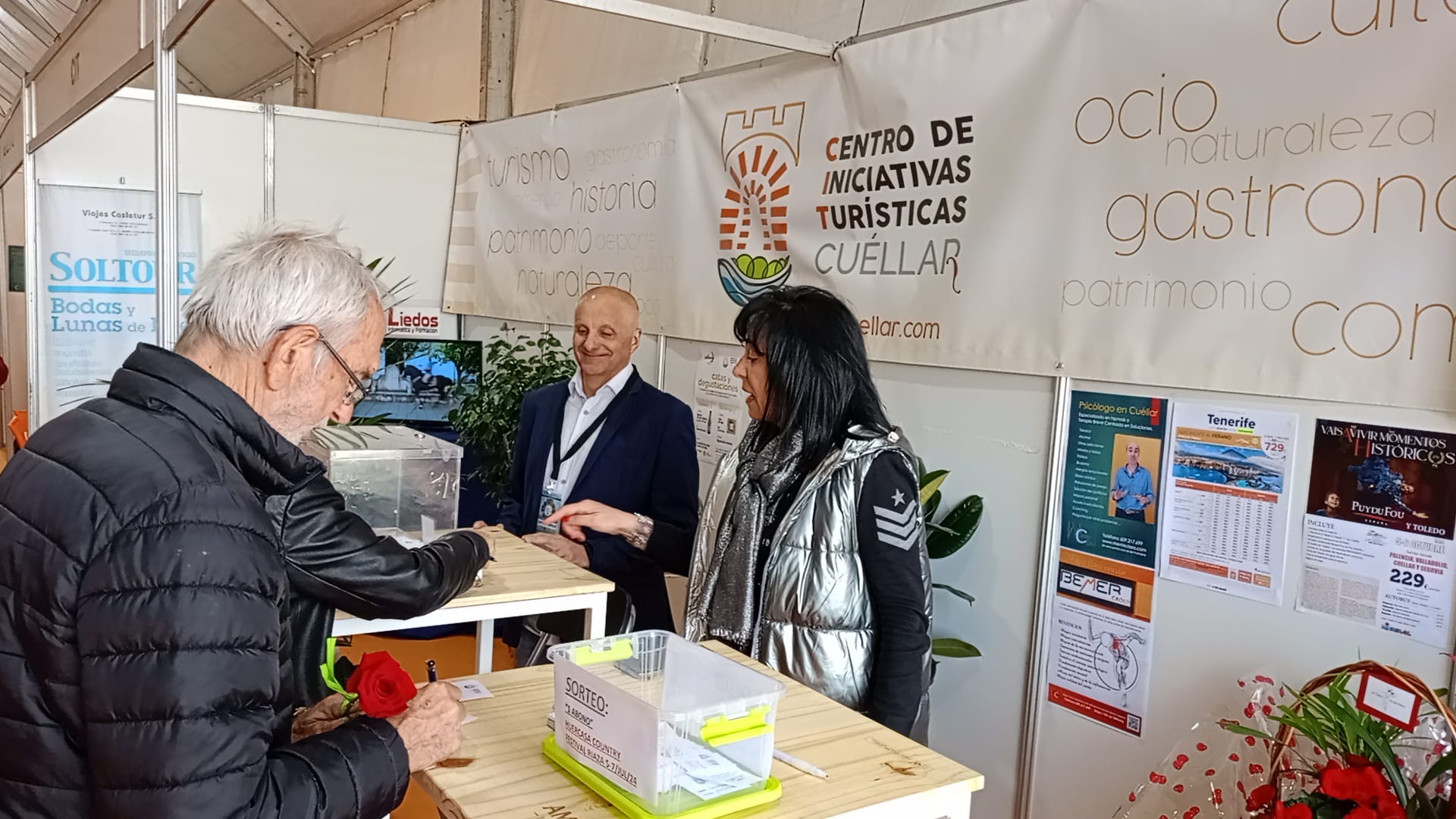 Representantes del CIT Villa de Cuéllar atienden a los visitantes en el stand