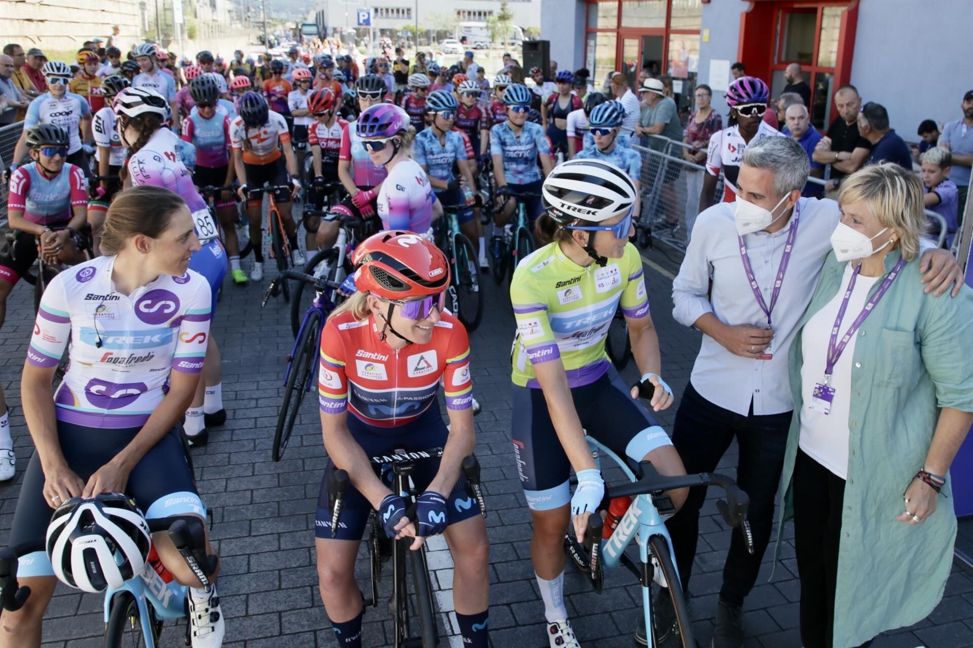 Archivo - Salida de la vuelta ciclista a España femenina de 2022.