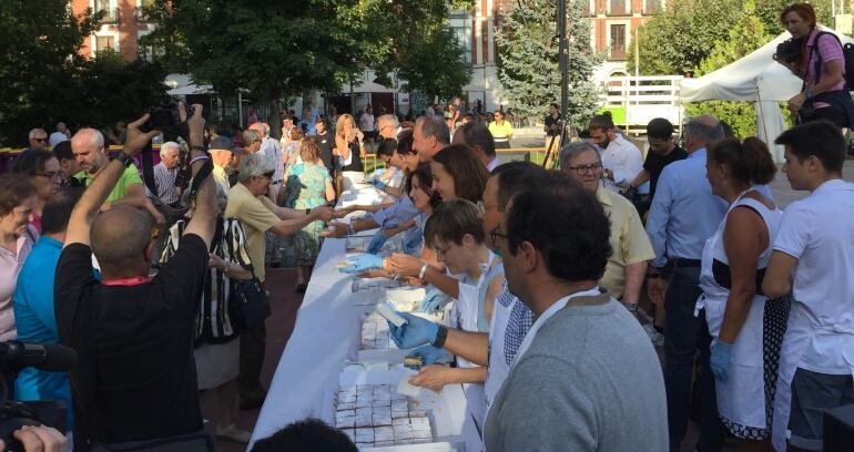 Imagen de los concejales repartiendo el postre