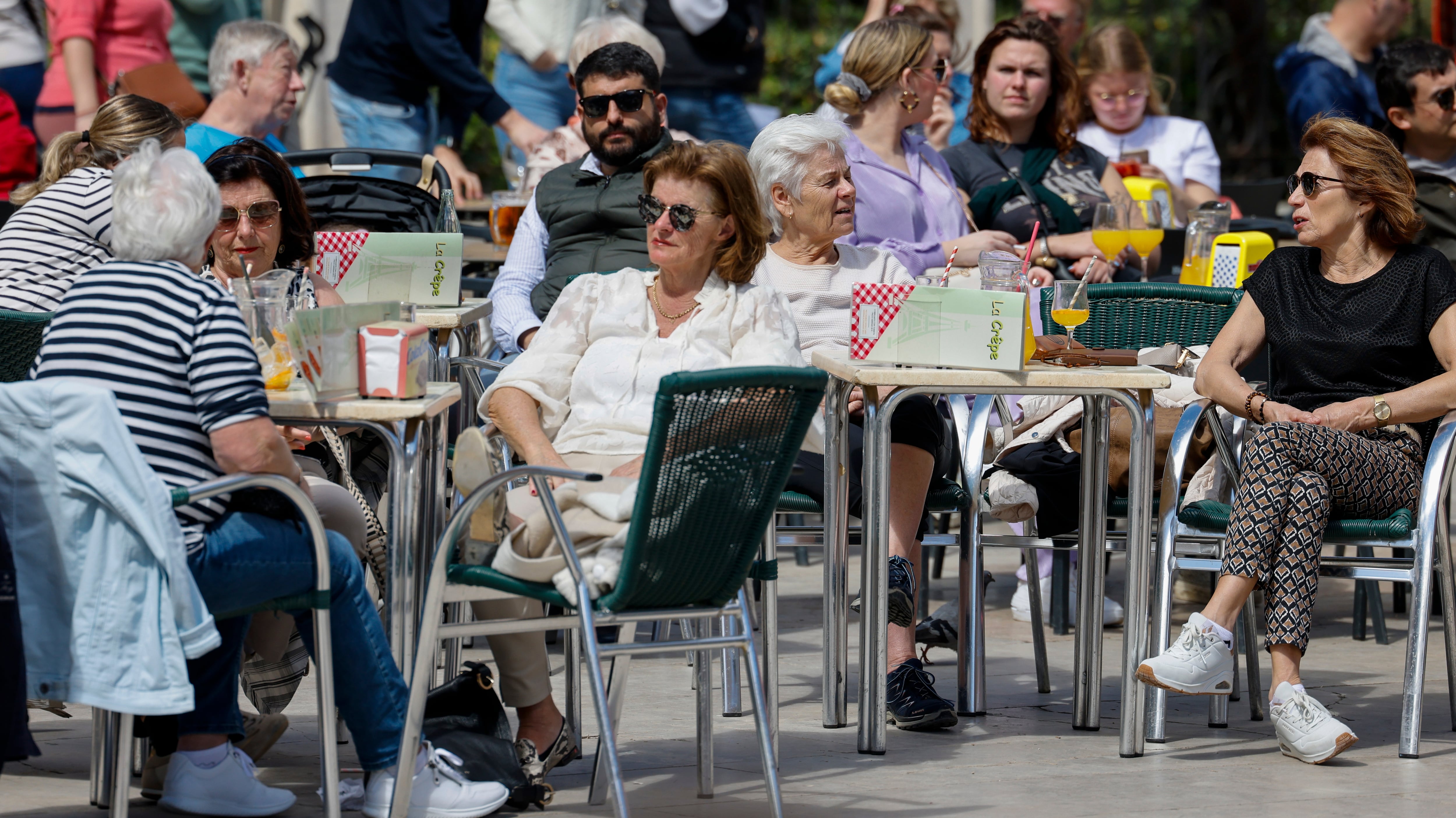 GRAFCVA9612. VALENCIA, 26/03/2024.- Un gran número de personas disfruta del día soleado en una terraza del centro de la ciudad cuando casi toda España está en aviso este martes por lluvias, nevadas, rachas fuertes de viento o fuerte oleaje, en una jornada con un descenso acusado de las temperaturas. EFE/Ana Escobar
