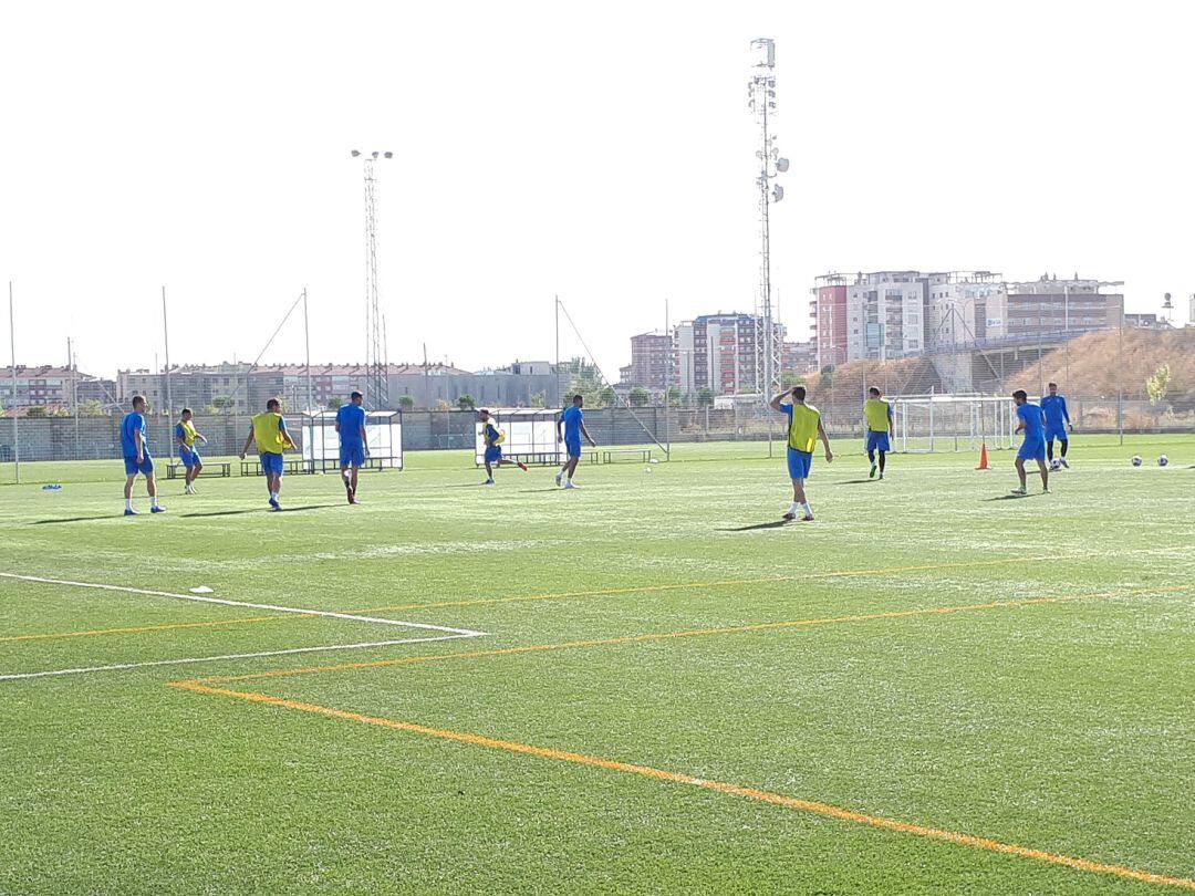 Los blanquiazules durante una sesión de trabajo en los campos anexos a El Montecillo.