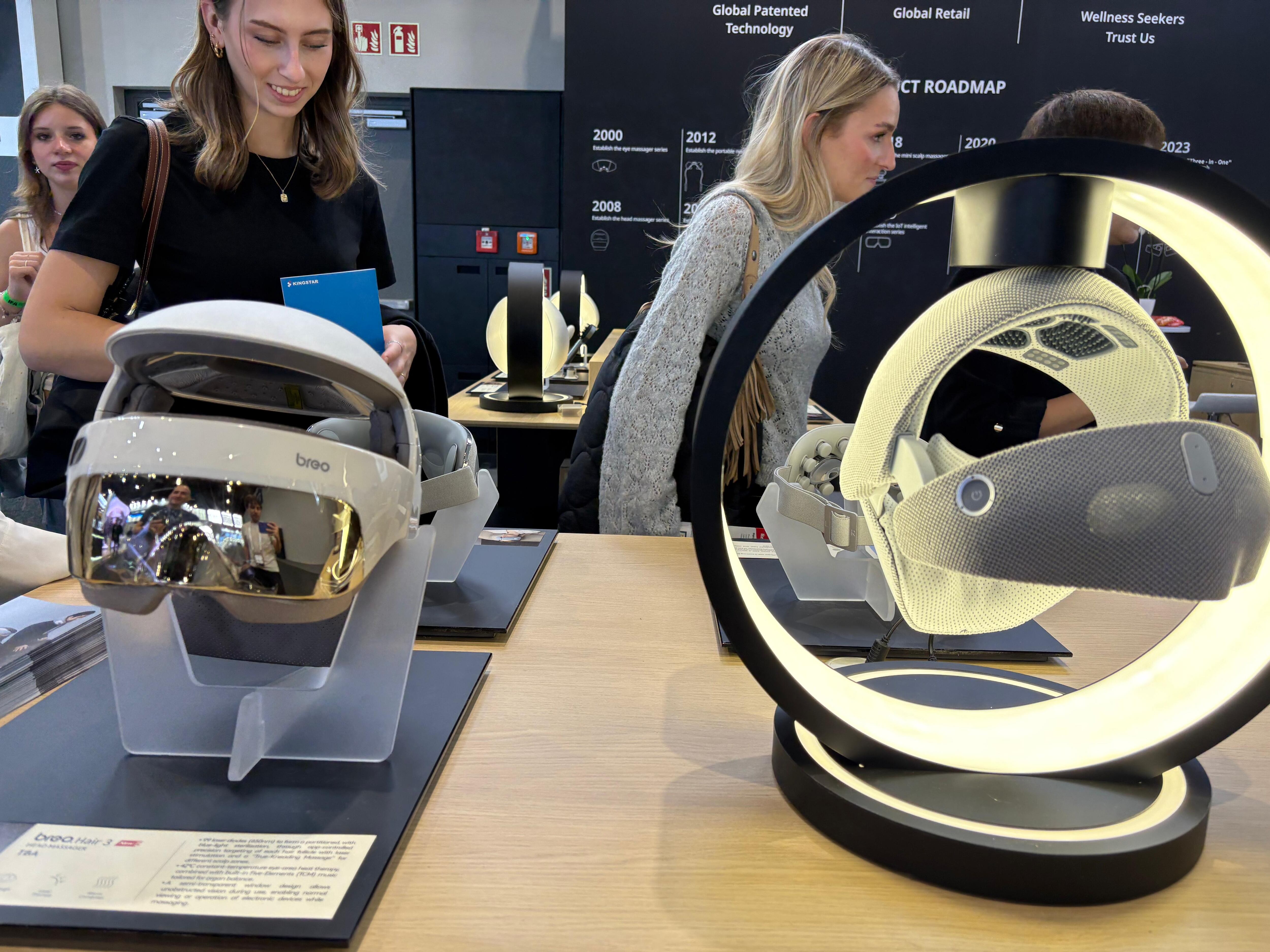 Cascos masajeadores y al mismo tiempo futuristas.