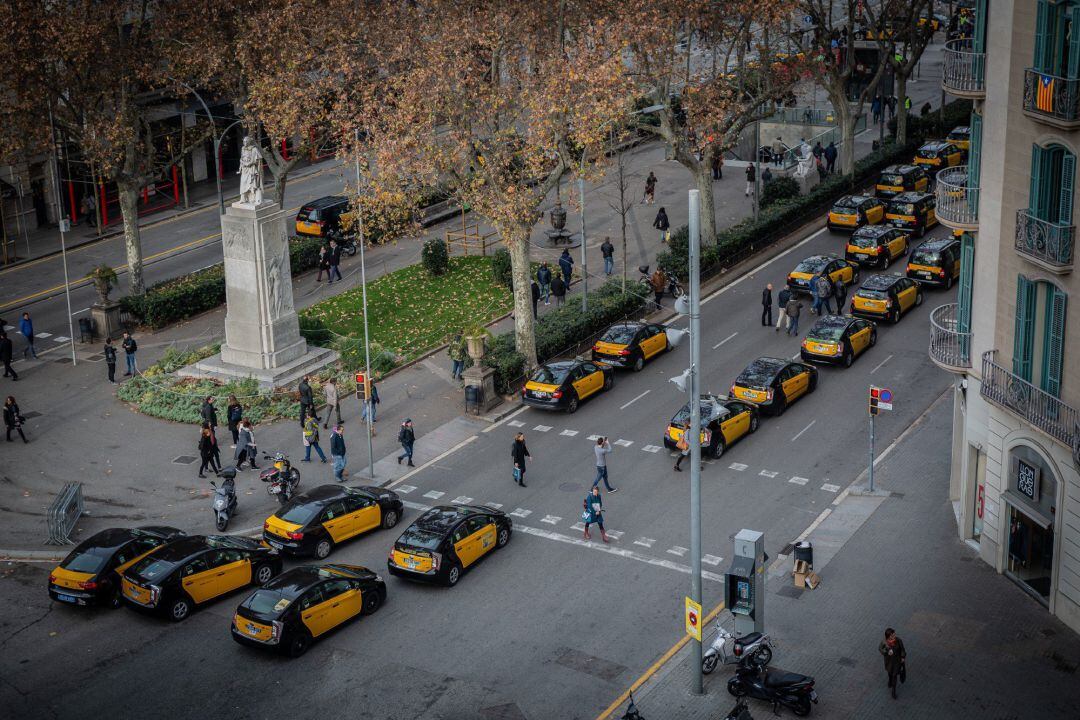 Los taxistas bloquean la circulación por la Gran Via de Barcelona