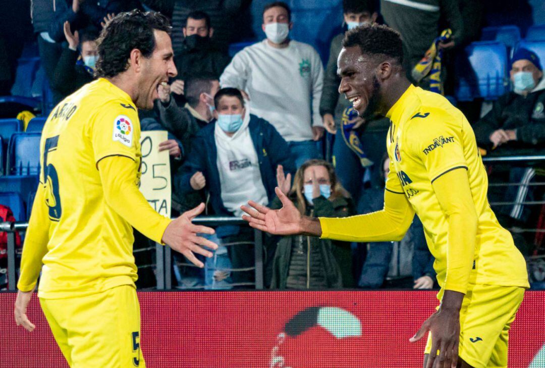 Parejo y Boulaye Dia celebran un gol