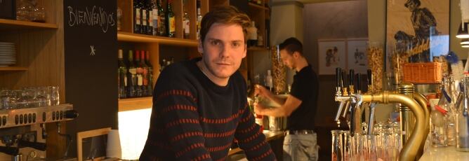 Al actor Daniel Brühl no se le da muy bien la cocina pero, si hace falta, suple sus carencias con virtudes interpretativas.