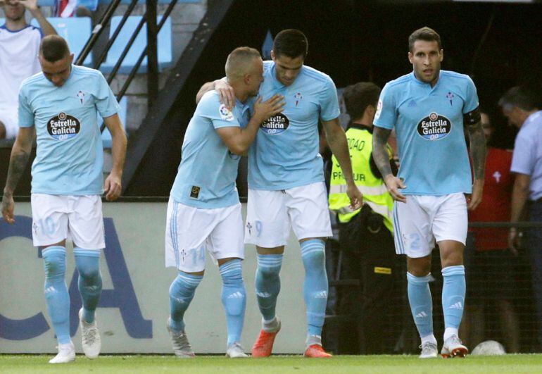 Maxi Gómez celebra su gol junto a Lobotka