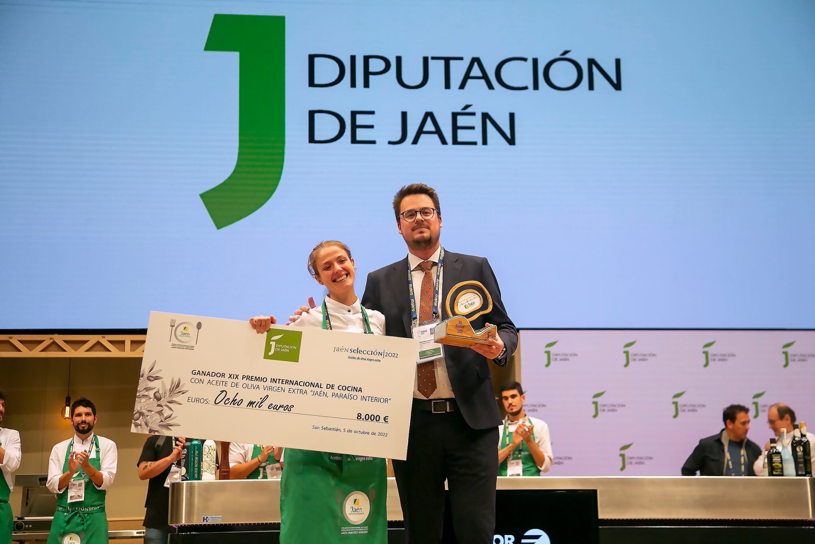 Diana Díaz recibe el XIX Premio de Cocina con AOVE ‘Jaén, paraíso interior’ dentro de Gastronomika en San Sebastián, a su lado el diputado de Promoción y Turismo jiennense, Francisco Javier Lozano