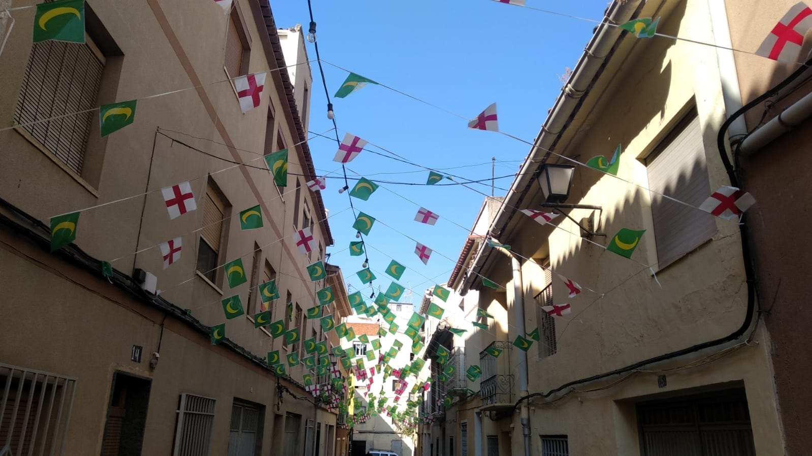 Calle engalanada con motivo de las fiestas