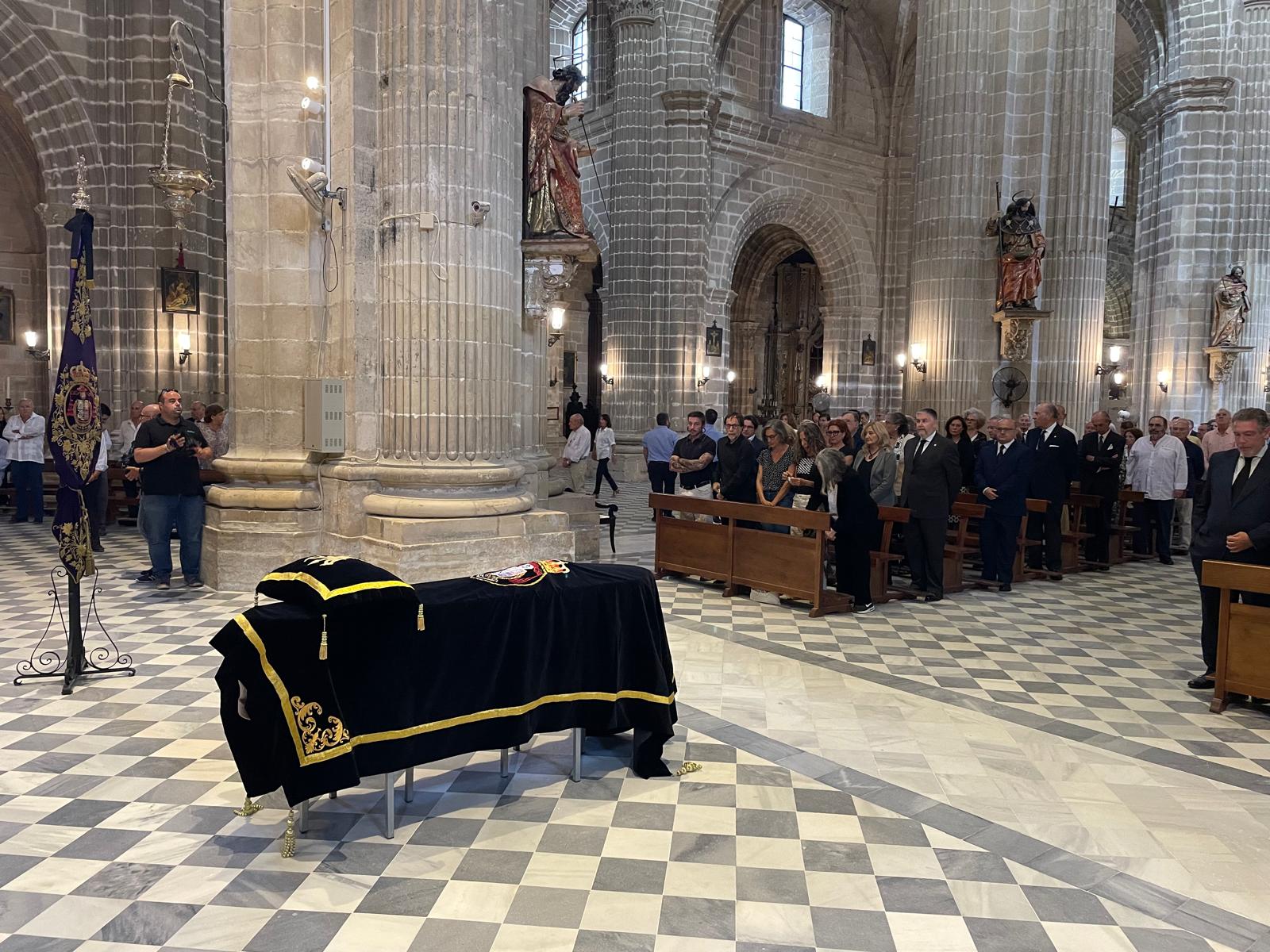 Féretro con los restos de Andrés Luis Cañadas Machado en el interior de la Catedral de Jerez