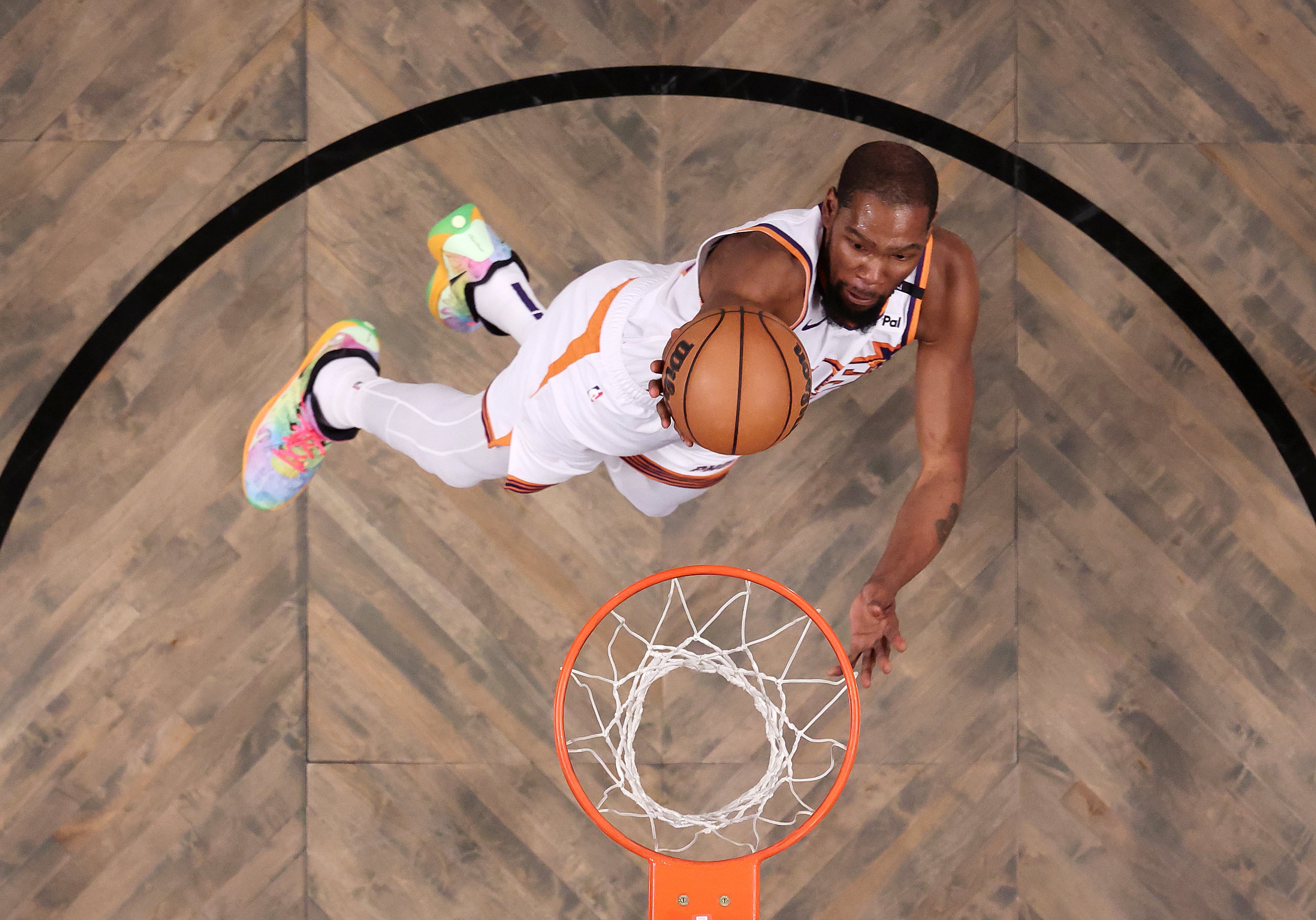 Kevin Durant encesta una canasta en un partido entre Phoenix Suns y Brooklyn Nets