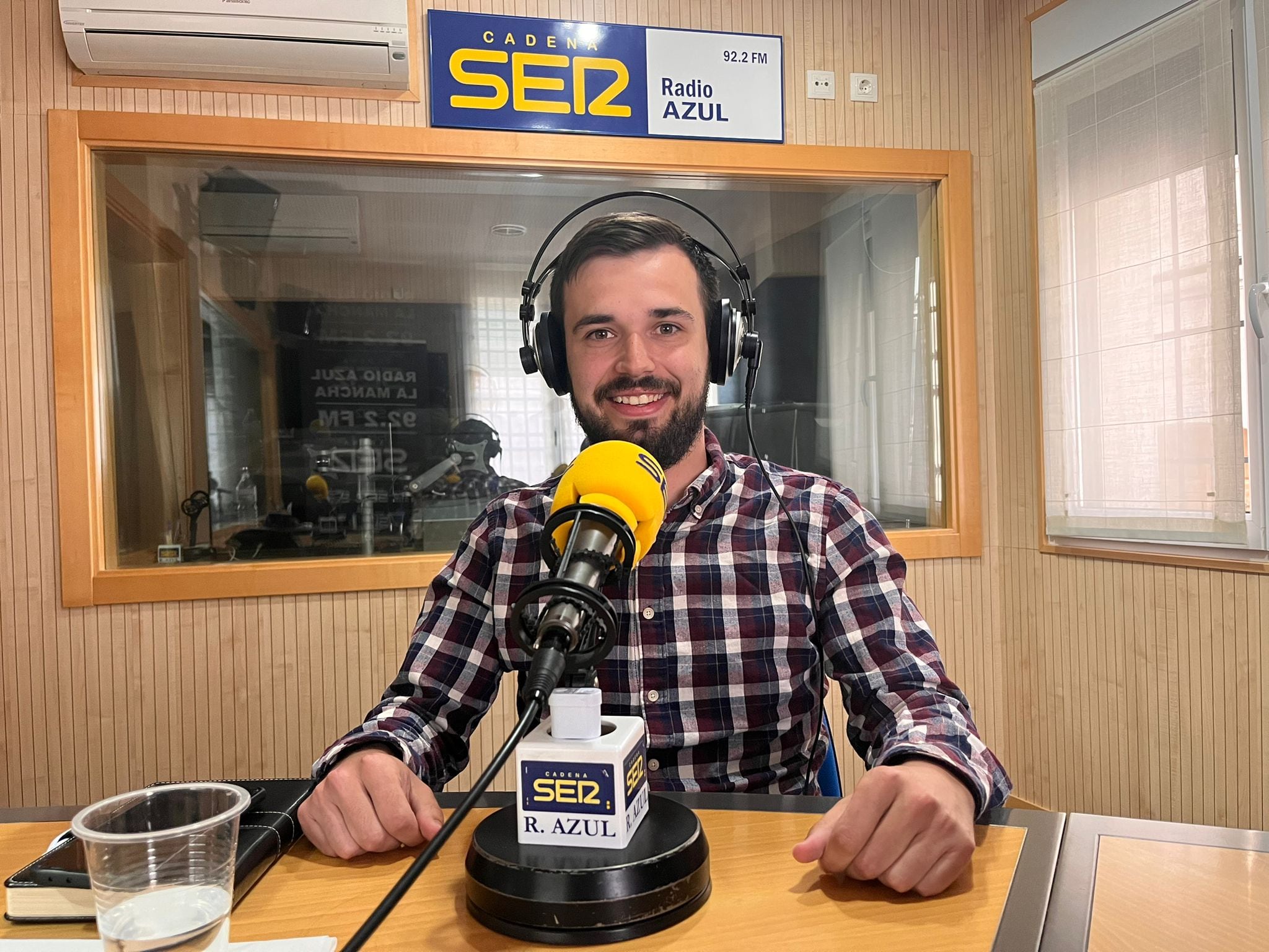 Abel Fresneda, candidato del PSOE en El Pedernoso, en su visita a los estudios de Radio Azul Cadena SER