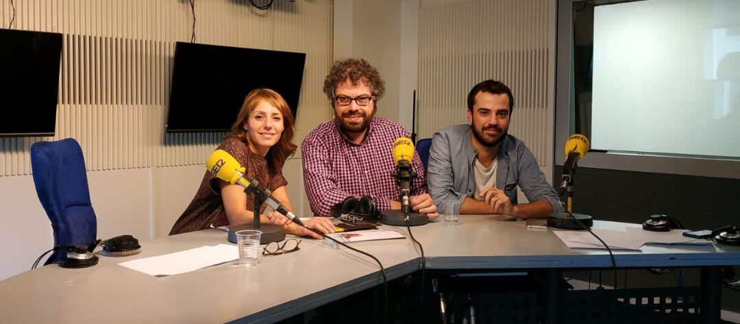 Sergio del Molino junto a Macarena Berlín y Fran Pastor en los estudios de la Cadena SER. 