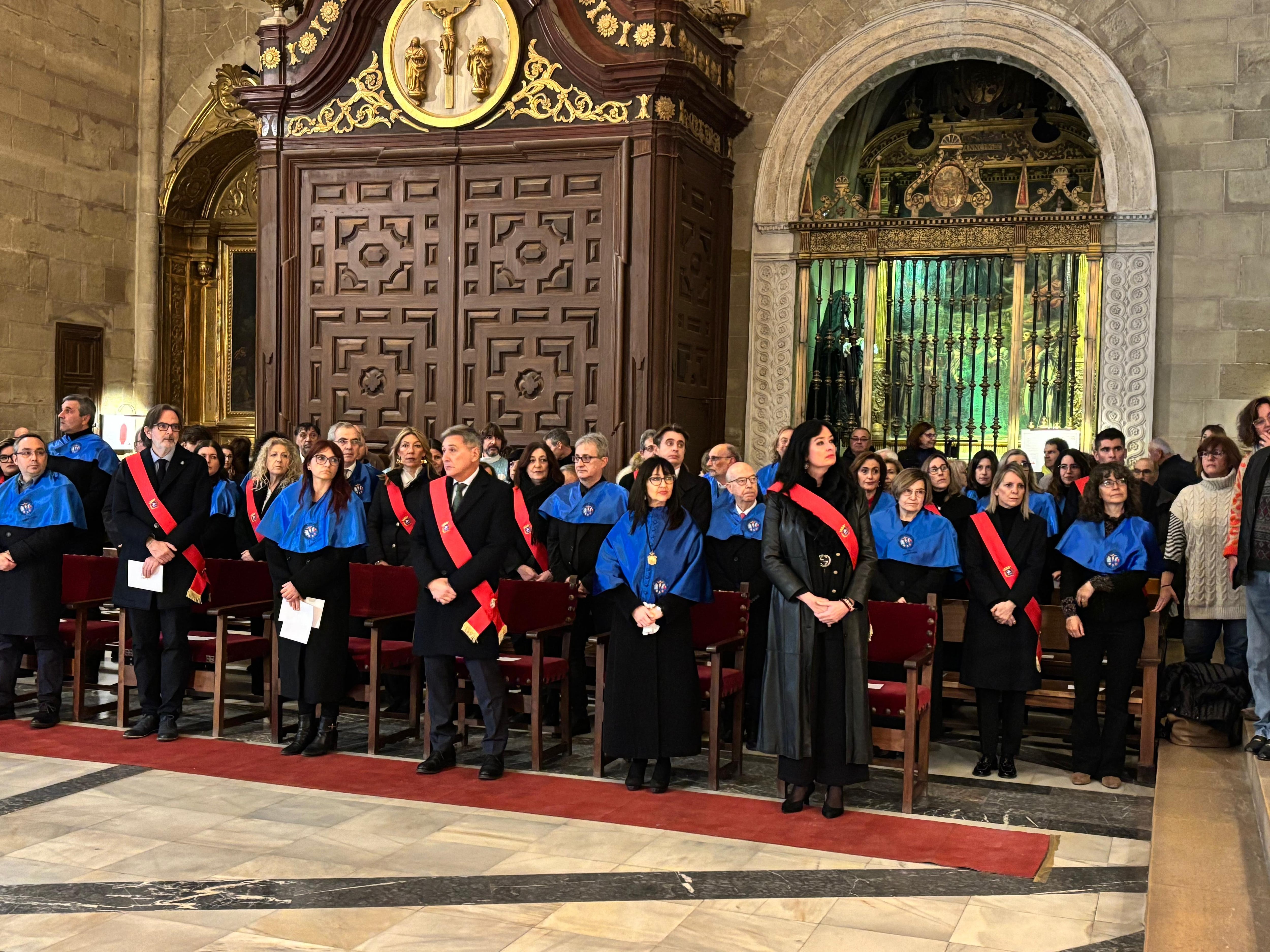 Cabildo municipal y representantes del IES Ramón y Cajal, herederos de la Universidad Sertoriana, en el Tota Pulchra