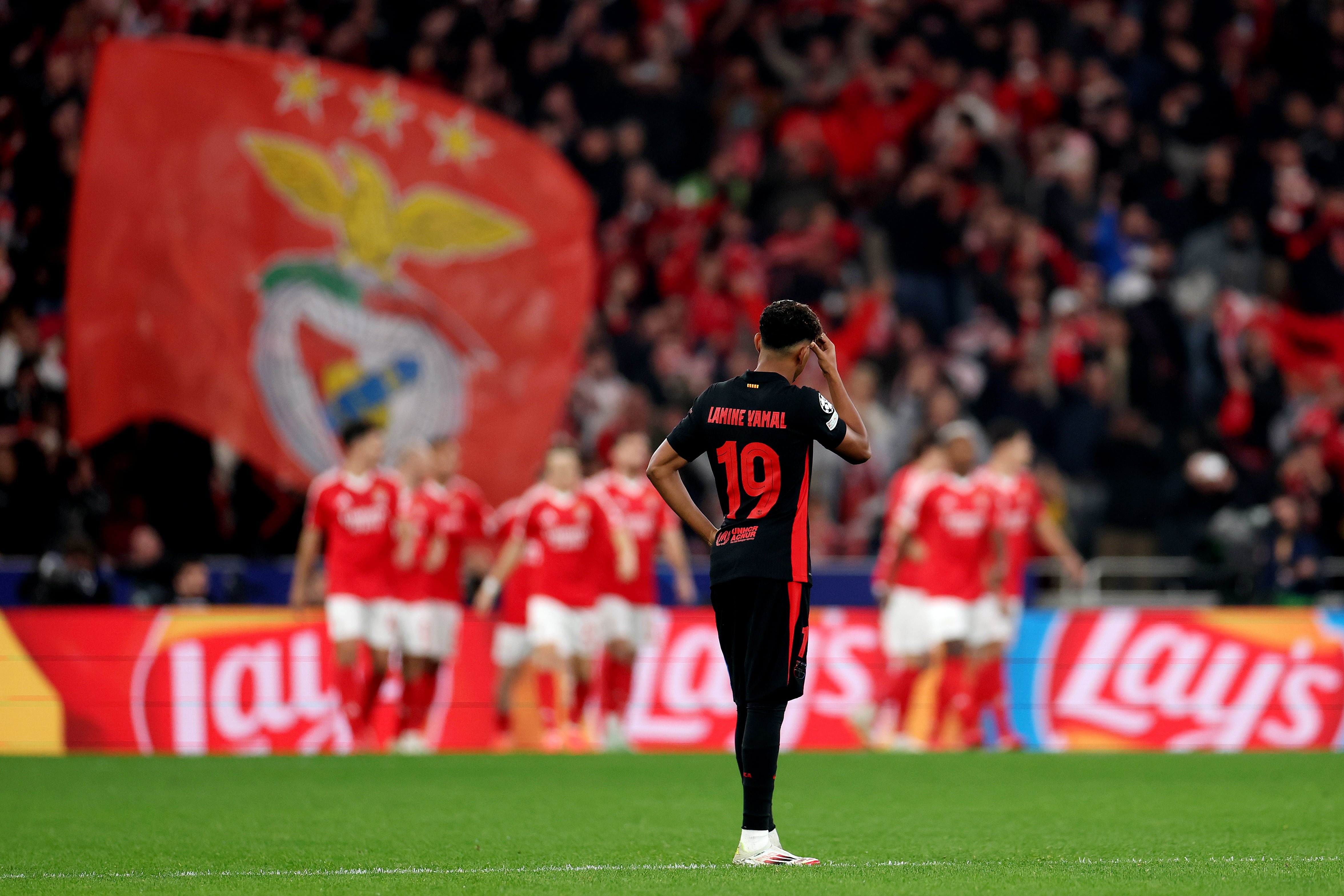 Los jugadores del Benfica celebran el tanto de Vangelis Pavlidis en el partido de Champions frente al FC Barcelona