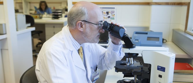 El investigador Ramón Cacabelos trabajando en su laboratorio