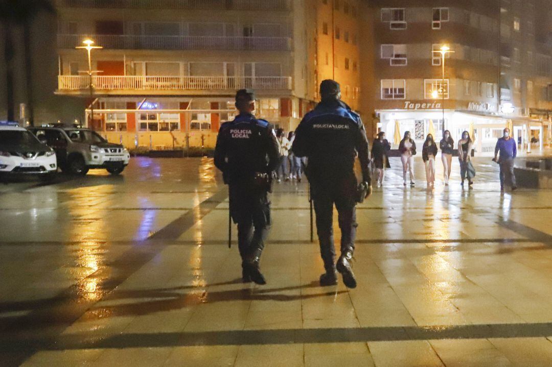 Los agentes de la Policía Local pasean por las zonas de ocio nocturno para evitar aglomeraciones, botellones y velar por que se respeten las normas de seguridad frente a la pandemia