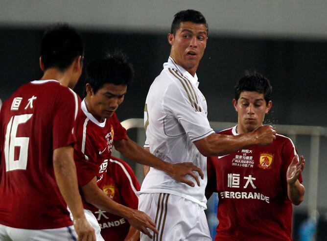 Cristiano, rodeado de jugadores del Guangzhou chino