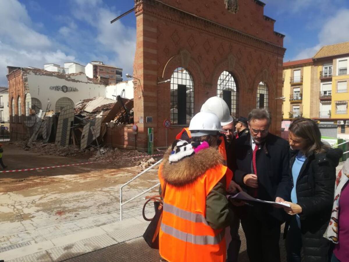 Continúan los trabajos de limpieza tras derrumbarse el mercado de abastos de Linares
