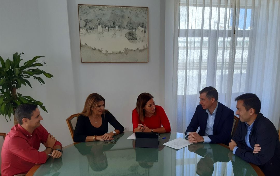 La alcaldesa de Arrecife, Ástrid Pérez, y la concejal de Bienestar Social, María Jesús Tovar, reunidas con representantes de la empresa Clece.