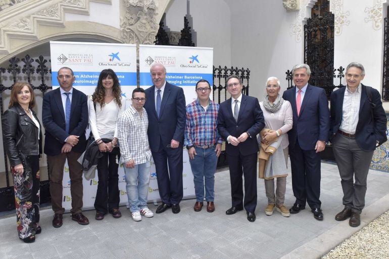 El Dr. Rafael Blesa (segon per la dreta) i Jaume Giró, director general de la Fundació Bancària “la Caixa” (quart per la dreta), durant la presentació de l’estudi, que va comptar amb el suport de Vicente del Bosque i de la Fundació Catalana Síndrome de Do