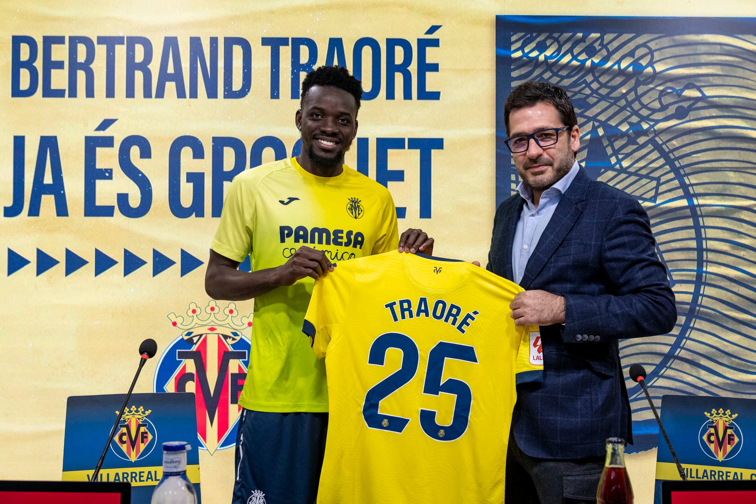 CASTELLÓN, 07/02/2024.- El delantero burkinés Bertrand Traoré posa junto al consejero delegado del Villarreal CF, Fernando Roig Negueroles (dcha), durante su presentación como nuevo futbolista del club, este miércoles en la Ciudad Deportiva José Manuel Llaneza de Castellón. EFE/Pau Bellido/Villarreal CF-FOTO CEDIDA, SÓLO USO EDITORIAL, NO VENTAS
