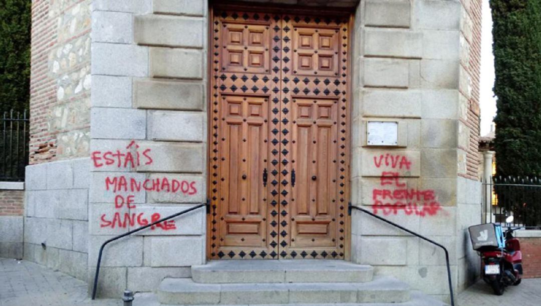 Alguna de las pintadas enb la fachada de la iglesia