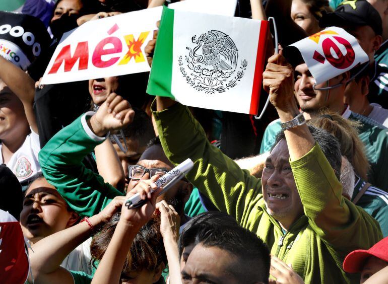 Aficionados mexicanos celebran el gol de Lozano durante el partido contra Alemania. 