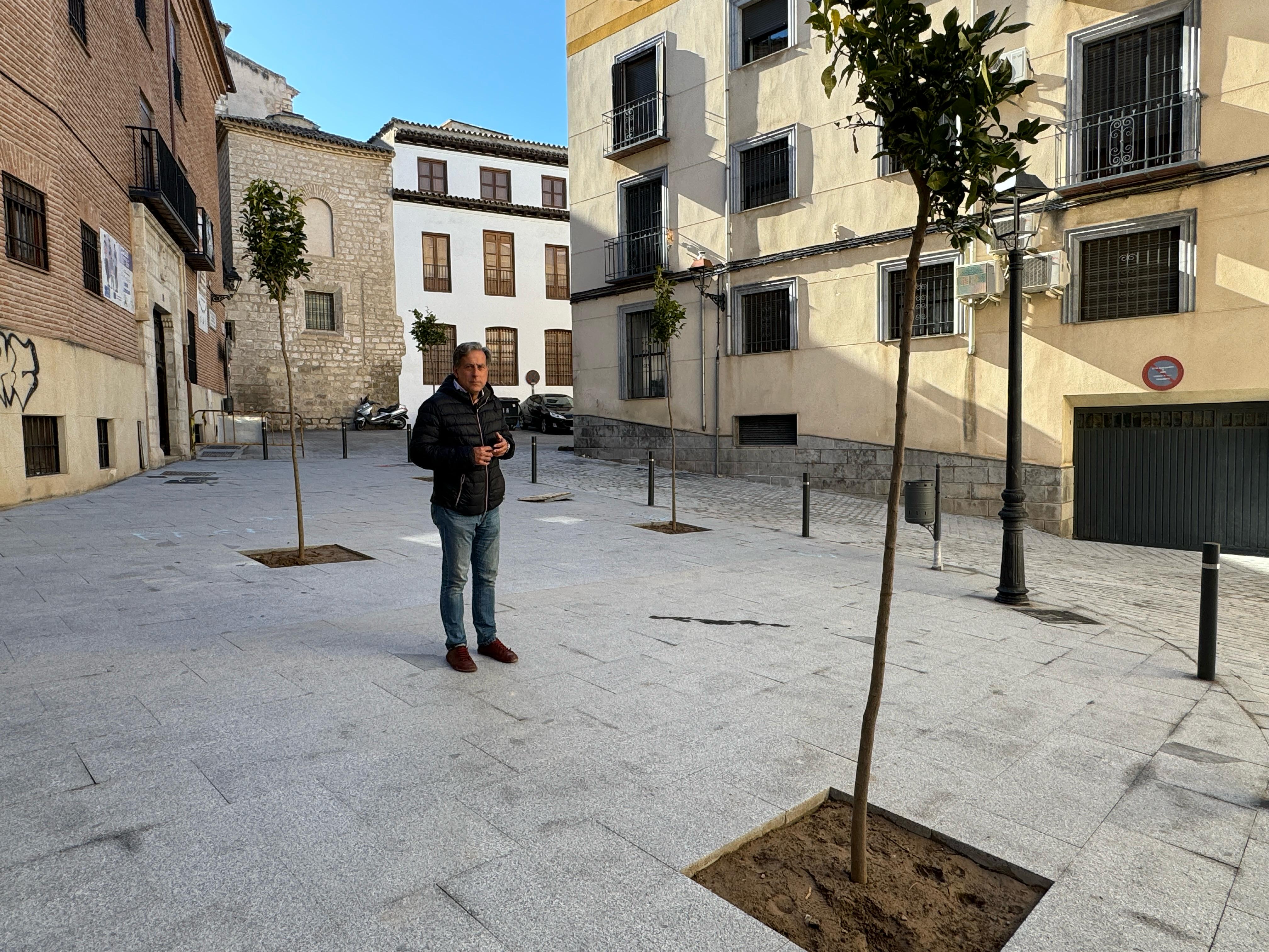 El concejal de Infraestructuras Municipales, Antonio Losa, en las obras terminadas de la plaza de Santo Domingo.