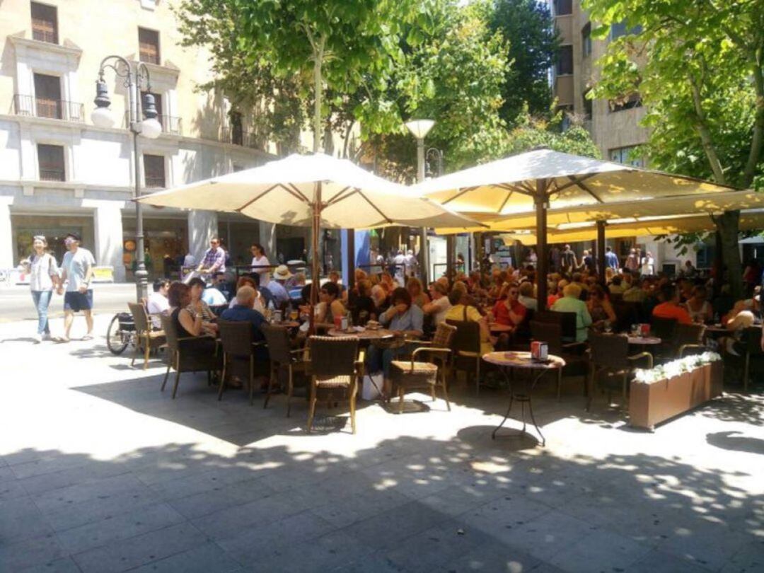 Las cafeterías deberán limitar su aforo a un tercio de su capacidad.