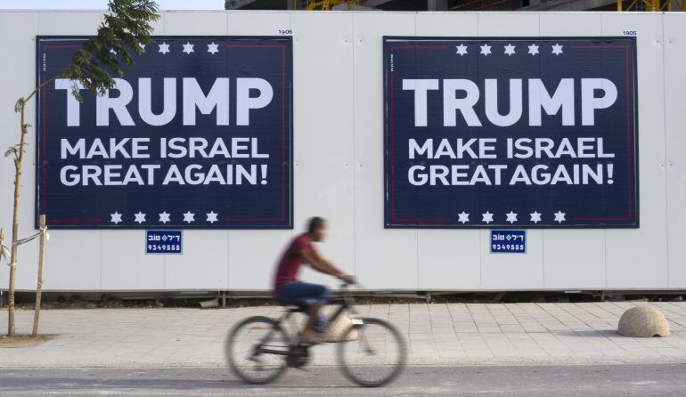 Un cartel propagandístico de apoyo a Trump en Israel.